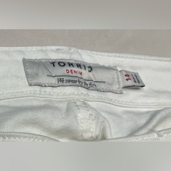 Woman’s Torrid Cropped Boyfriend Jeans Size 14 - Picture 4 of 6